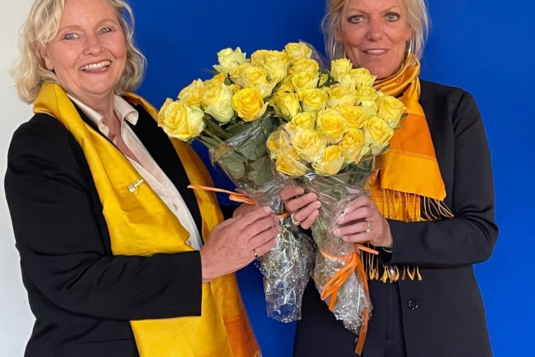 Zonta Club Niederrhein: Thea Remers übergibt das Amt der Präsidentin  an Mechtild Janssen  (links im Bild)